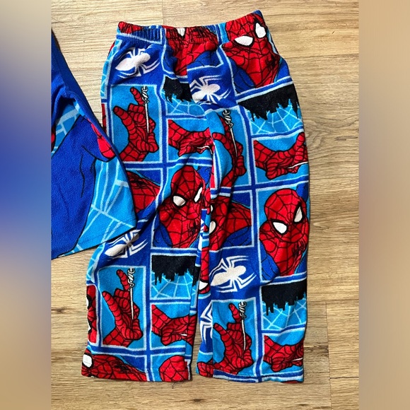 Spiderman 2-piece pajamas, size 4 - Picture 4 of 5